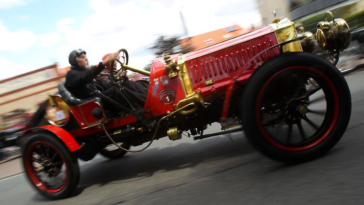 Aus demselben Haus, aber deutlich jünger: ein DeDion Bouton GP mit Verbrennungsmotor aus dem Jahr 1908.