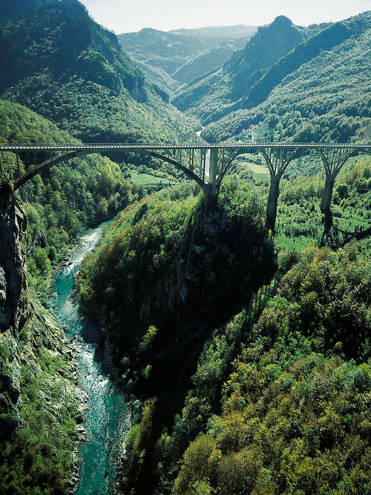 Kurz hinter Splaviste spannen sich die filigranen Bögen der Tara-Brücke über den Canyon.