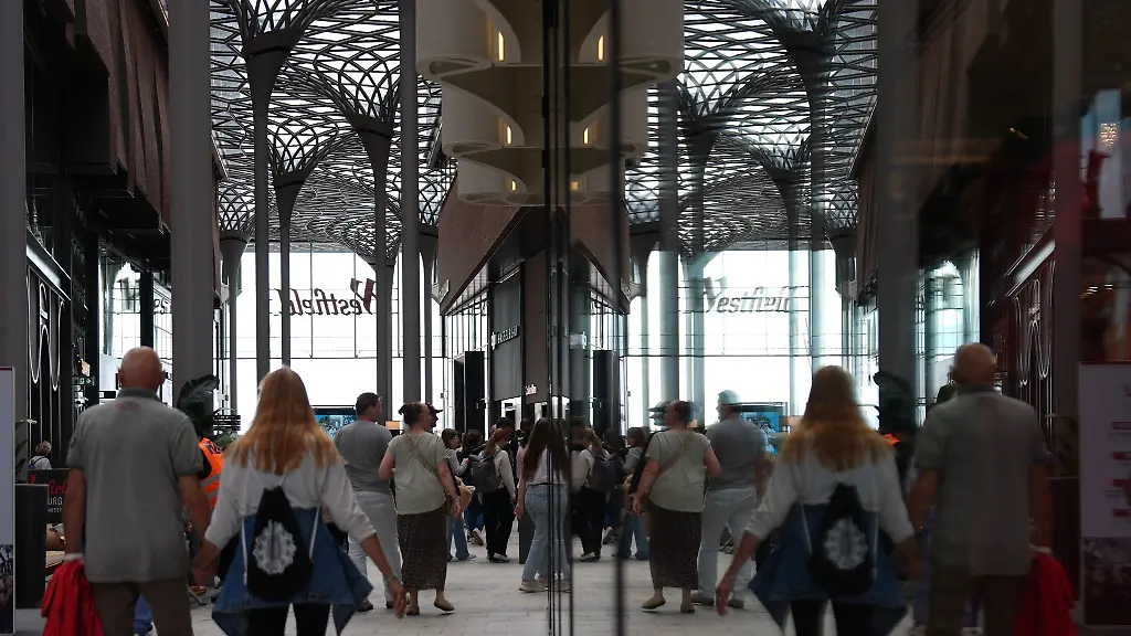 Besucherinnen-und-Besucher-gehen-am-verkaufsoffenen-Sonntag-durch-das-Einkaufscenter-Westfield-Hamburg-Ueberseequartier