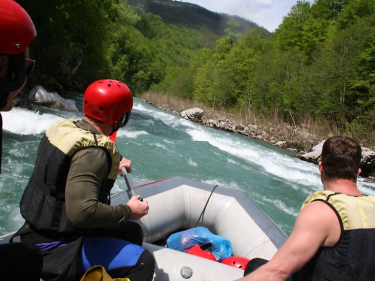 Besonders auf den ersten Kilometern muss das Boot durch viele Stromschnellen und Felsen gepaddelt werden. Richtig gefährlich wird die Fahrt auf den letzten 15 Kilometer vor der Grenze zu Bosnien.
