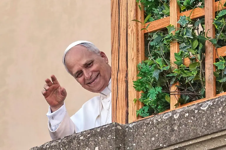 Papst-Leo-XIV-gruesst-aus-dem-Urlaub-in-Castel-Gandolfo
