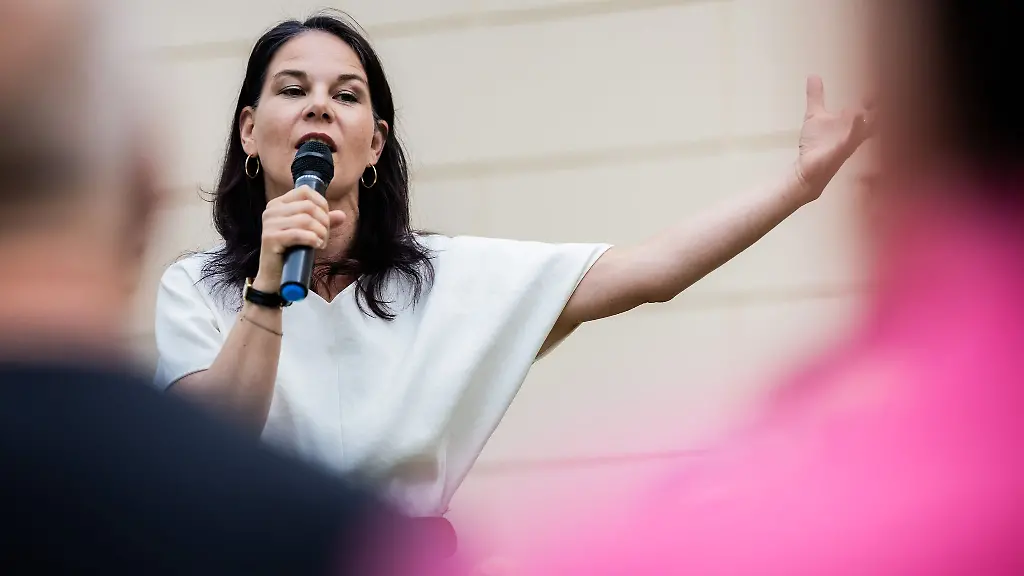 Die-ehemalige-Aussenministerin-Annalena-Baerbock-verabschiedet-sich-nach-New-York-als-Praesidentin-der-UN-Generalversammlung