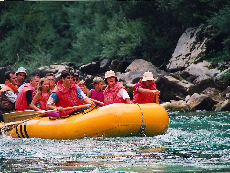 In der Tara-Schlucht im Nordwesten Montenegros kommen Rafting-Freunde auf ihre Kosten.