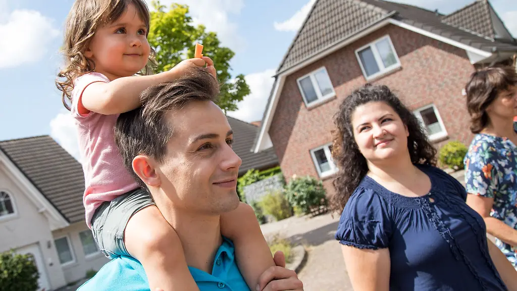 Mit-Zuversicht-ins-Eigenheim-Wer-auf-der-Suche-nach-den-eigenen-vier-Waenden-ist-sollte-genau-wissen-wie-viel-Finanzierung-moeglich-ist