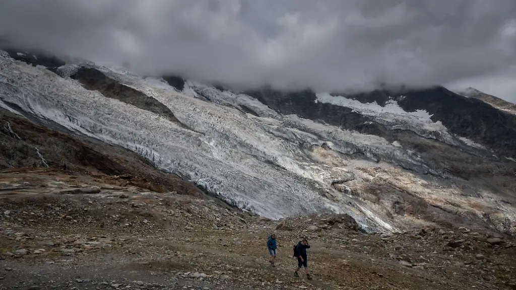 AFP-20220802-32FU84X-v4-HighRes-TopshotSwitzerlandClimateMountainsLeisure