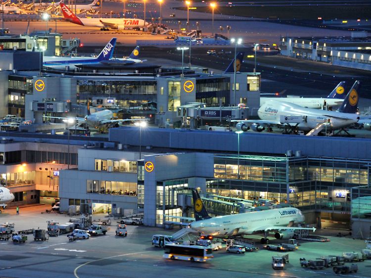 Nächtlicher Betrieb in Frankfurt am Main.