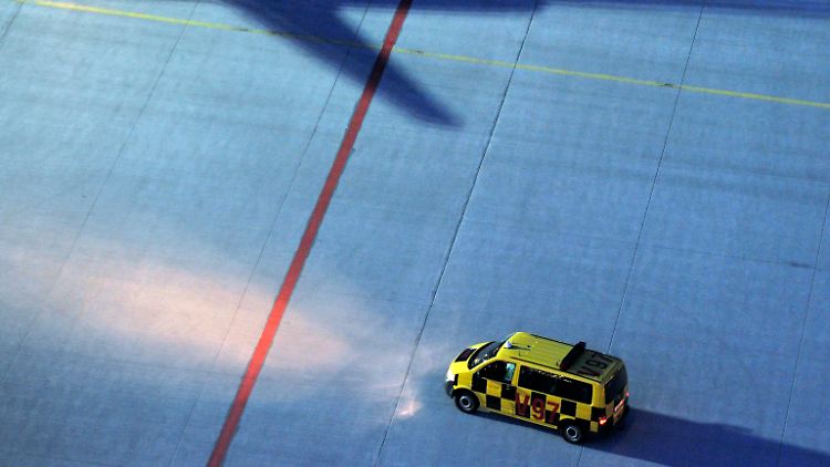 Im Flutlicht übers Rollfeld: Luftfrachtflieger sind beim Start kilometerweit zu hören.