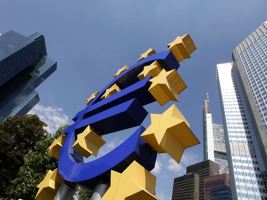 Strahlender Sonnenschein in Frankfurt: Wer will da schon die Zinssätze anfassen?