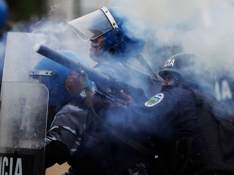Die Polizei geht nicht zimperlich vor.