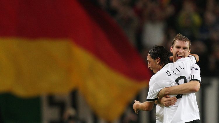 Özil (vorn) und Mertesacker freuen sich über das 1:0.