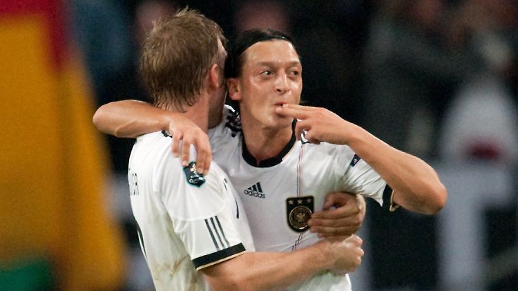 Küss' die Hand: Deutschlands Mesut Özil freut sich über sein Tor. Und der Kollege Per Mertesacker gleich mit.