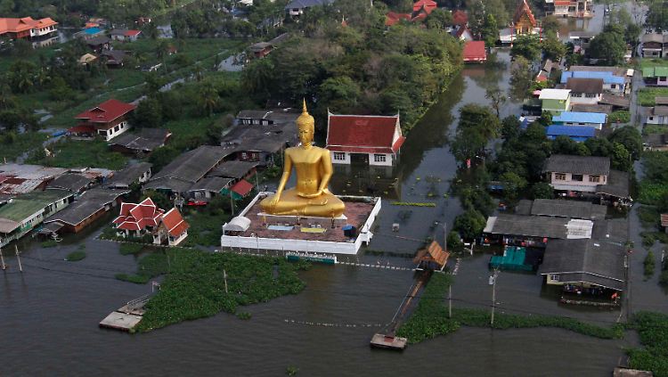 Überschwemmtes Gebiet in der Provinz Nonthaburi ...