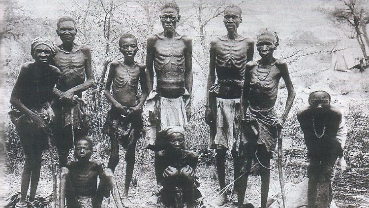 Überlebende Herero nach ihrer Flucht durch die Omaheke, eine trockene Savannenlandschaft im Osten Namibias.