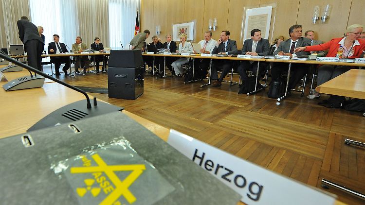 Der U-Ausschuss soll die Missstände in der Asse aufklären und muss sich mit Jahrzehnte alten Vorgängen beschäftigen.
