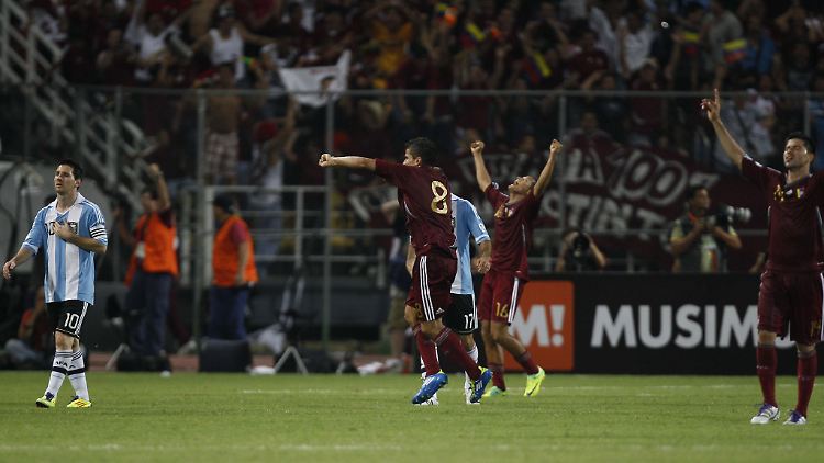 Die venezolanischen Spieler reißen mit dem Abpfiff die Arme in die Höhe, Lionel Messi, links, ist frustriert.