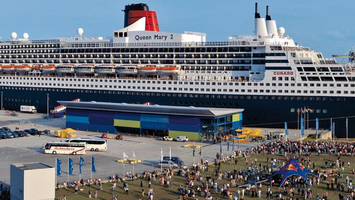 Wenn die "Queen Mary 2" nach Hamburg kommt, strömen die Schaulustigen meist in Scharen zum Hafen.
