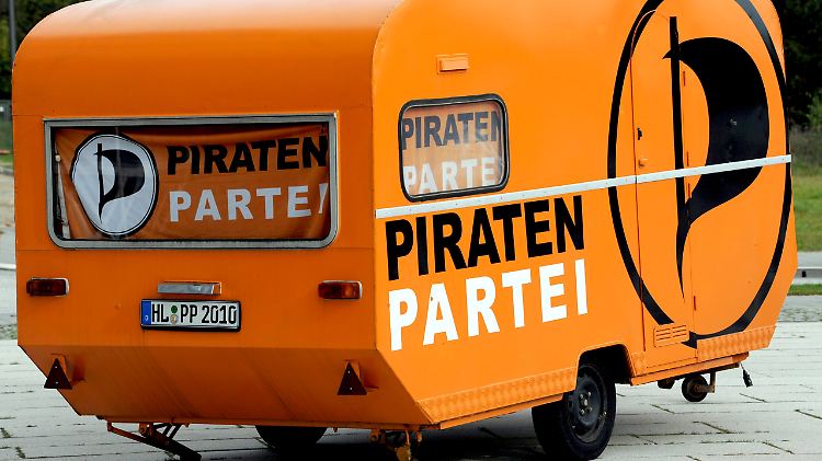 Wohnwagen der Piraten beim Landesparteitag in Schleswig-Holstein.