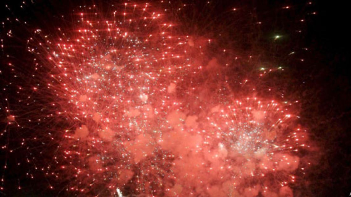 Mit Lichtfontänen, Raketen, Böllern und Partys haben Millionen Menschen weltweit das Jahr 2009 begrüßt.