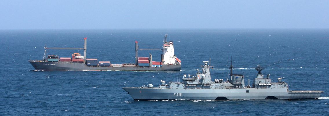 Die deutsche Fregatte "Brandenburg" (vorn) hatte das Containerschiff nach Kenia begleitet.