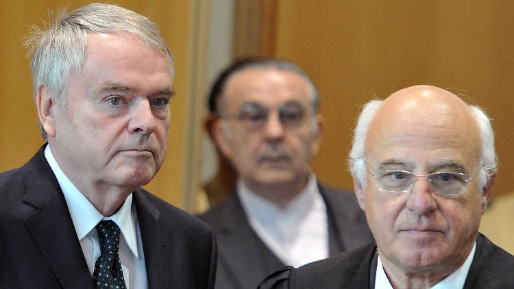 Pfahls (l) steht im Landgericht mit seinem Anwalt Walter Lechner (r) und Dieter Holzer zusammen im Gerichtssaal.