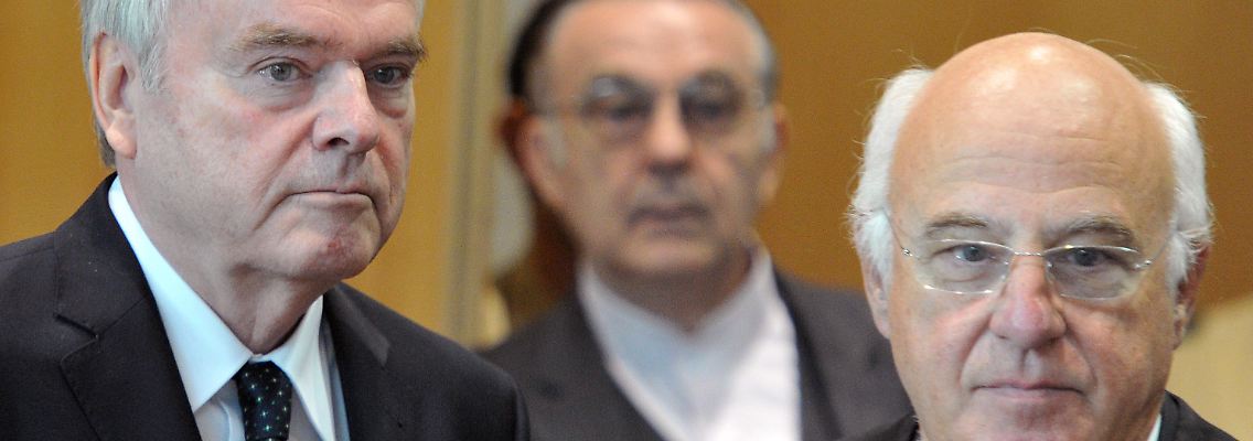 Pfahls (l) steht im Landgericht mit seinem Anwalt Walter Lechner (r) und Dieter Holzer zusammen im Gerichtssaal.