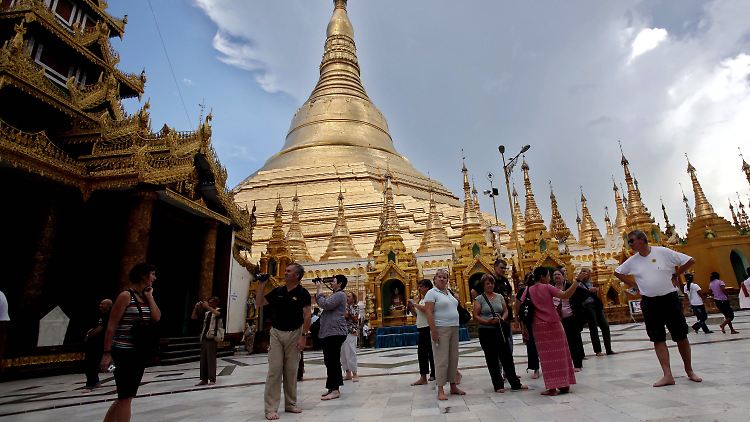 Touristen an der Shwedagon-Pagode in Yangon (Rangun).