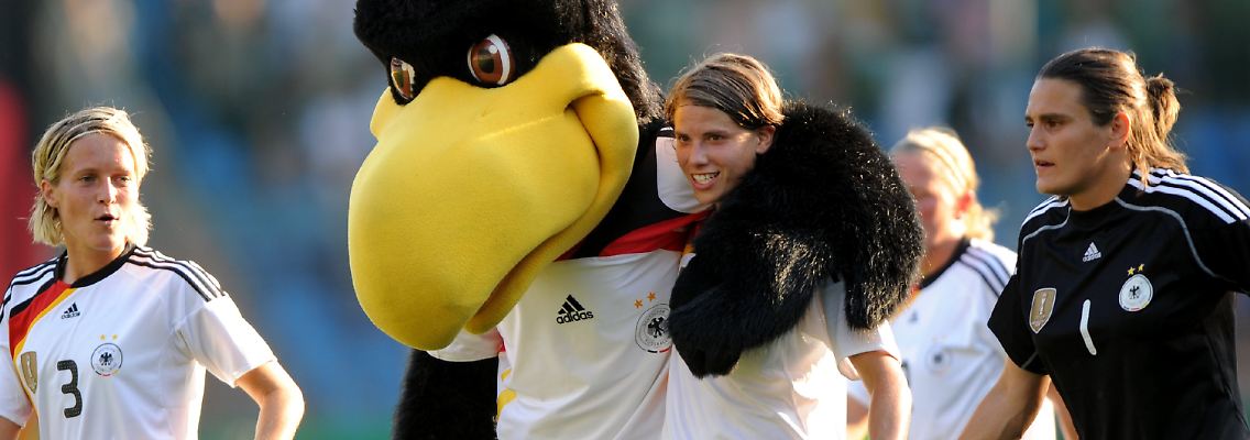 Maskottchen Paule jubelt mit.