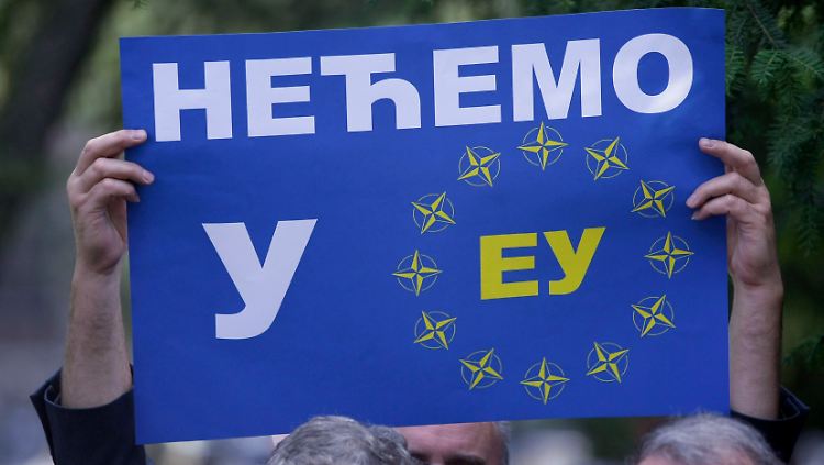 "Wir wollen nicht in die EU": Ein serbischer Nationalist protestiert in Belgrad gegen die EU.