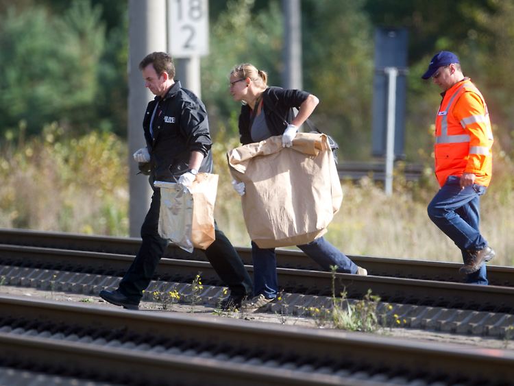 Beamte stellen Brandsätze in der Nähe des Berliner Bahnhofs Staaken sicher.