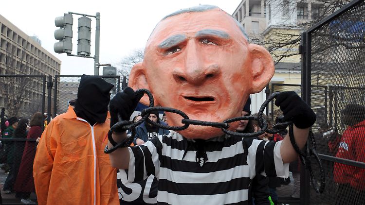 George Bush junior in Ketten: So protestierten Menschenrechtler am letzten Amtstag des ehemaligen US-Präsidenten im Januar 2009.