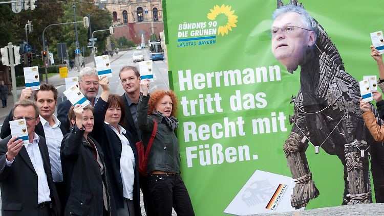 Fraktionsmitglieder der Grünen im bayerischen Landtag demonstrieren gegen Innenministers Hermann.