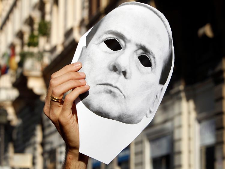 Demonstranten protestieren in Rom gegen Berlusconi.