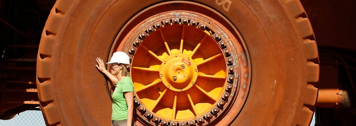 Rot gefärbt vom Eisenerzstaub: Die Reifen der gigantischen Tagebau-Radlader rollen unablässig (Archivbild).