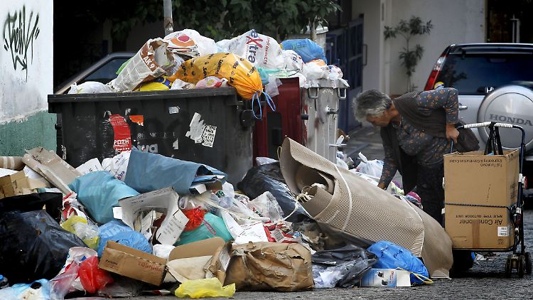 Da freut sich das graue Getier: Überfüllte Müllcontainer in Athen.