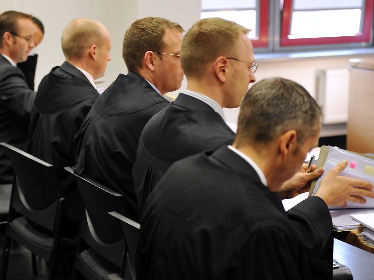 Marsch durch die Instanzen ohne Erfolg: Rechtsanwälte der Investmentbanker Mitte Oktober 2009 vor dem Frankfurter Arbeitsgericht.