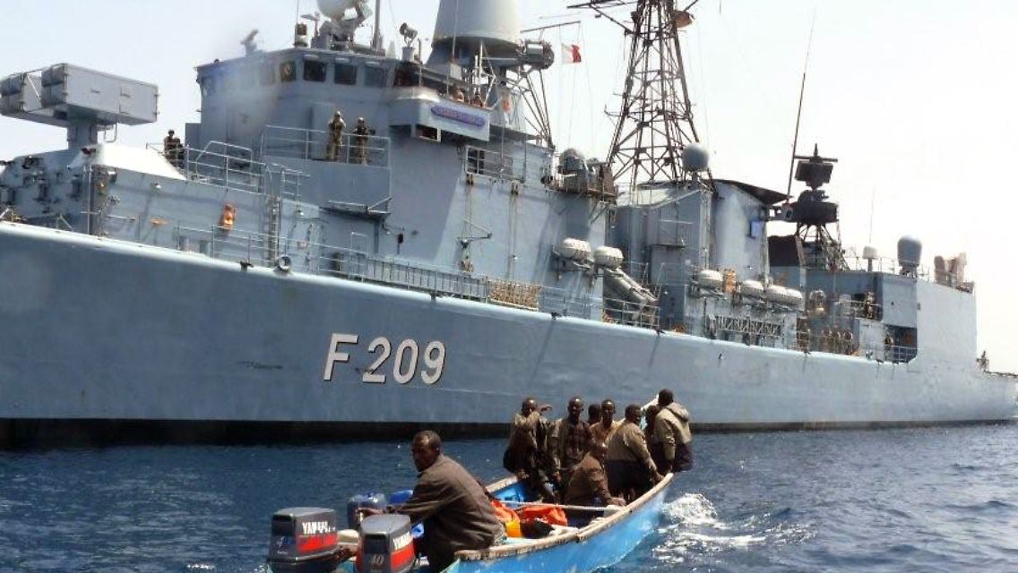 Marinesoldaten der Fregatte "Rheinland-Pfalz verfolgen im Golf von Aden ein Boot mit Piraten (Archivbild vom 03.03.2009).