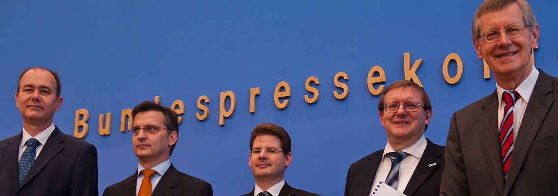 Herbstgutachter in der Bundespressekonferenz (von links): Klaus Abberger (Ifo-Institut), Torsten Schmidt (RWI), Oliver Holtemoeller (IWH), Roland Doehrn (RWI) und Joachim Scheide (IWF Kiel).