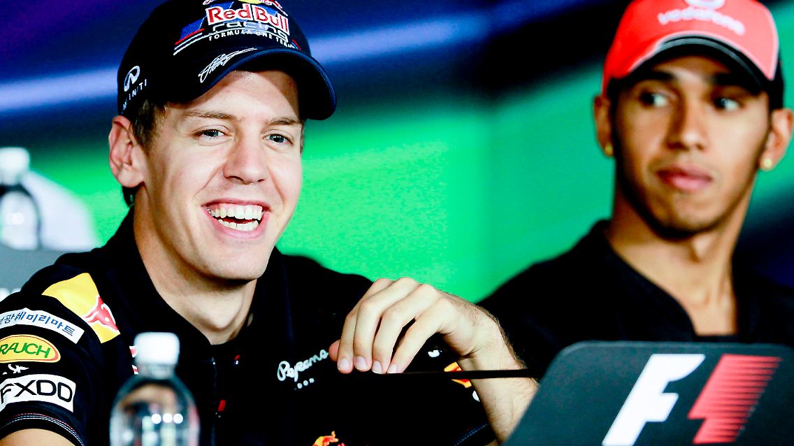 Da lacht er: Sebastian Vettel, daneben Lewis Hamilton.