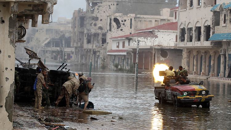 Rebellen-Kämpfer bei Straßengefechten mit den Getreuen von Muammar al-Gaddafi in Sirte. 