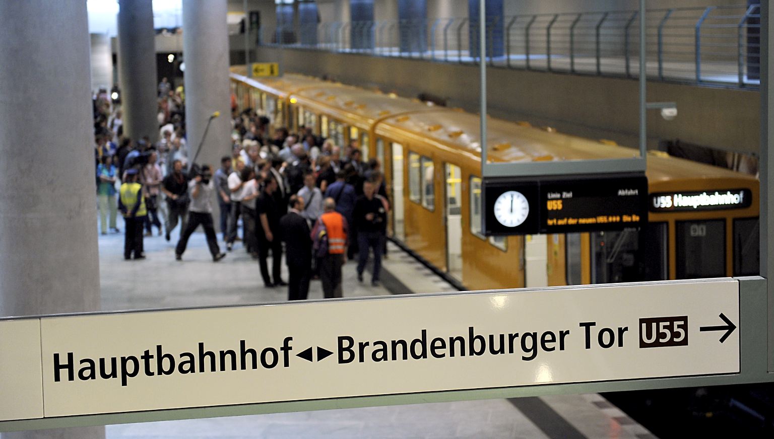 Mit der "Kanzler-U-Bahn" geht es nun auch unter dem Brandenburger Tor hindurch. Seit dem 8. August 2009 gibt es für Berliner und Touristen einen unterirdischen Weg durch das Regierungsviertel.
