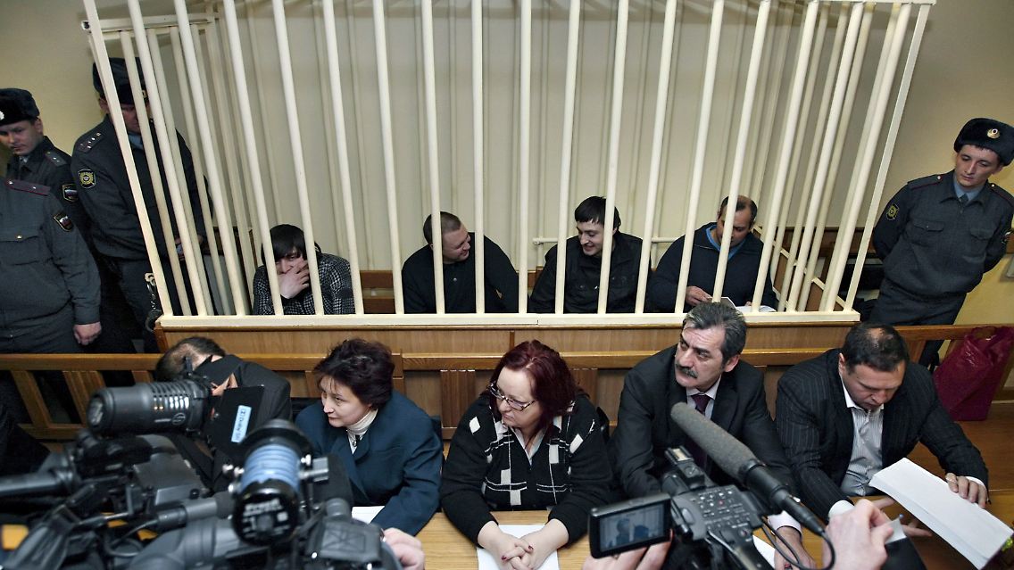 Während des ersten Prozesses saßen die Angeklagten hinter Gittern im Saal.