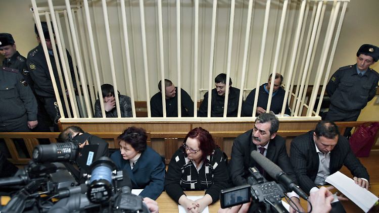Während des ersten Prozesses: die Angeklagten hinter Gittern im Saal.