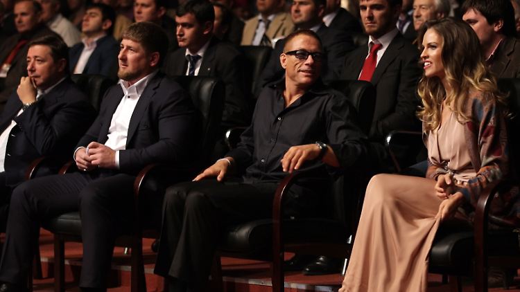 Hilary Swank war nicht der einzige Stargast: Neben Kadyrow (2. von links) saß Jean-Claude van Damme.