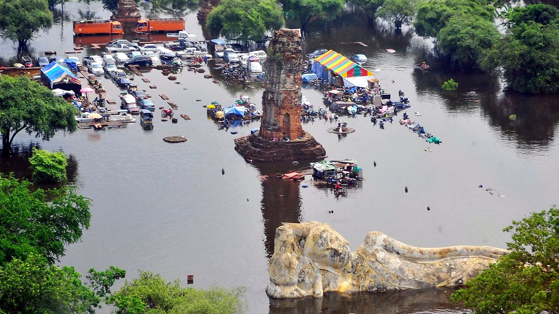 Die Tempelanlagen in Ayutthaya stehen unter Wasser.