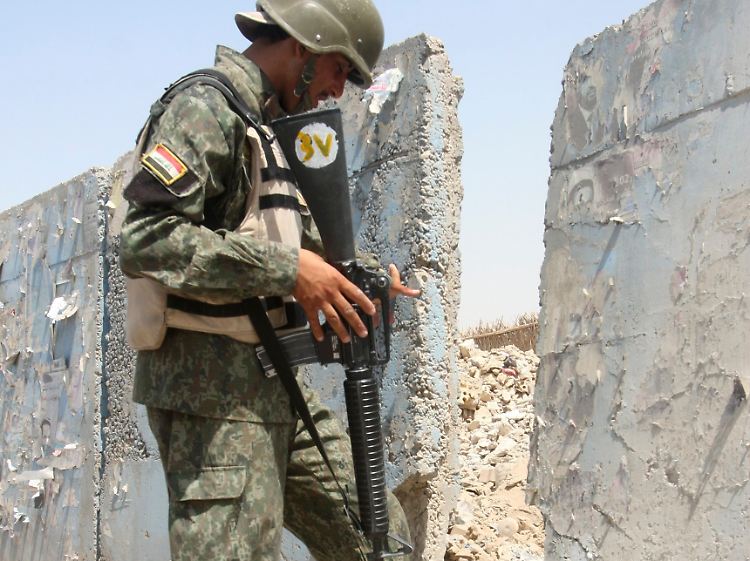 Ein irakischer Soldat sichert die Lage nach einer Explosion in Sadr City.