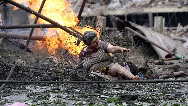 Eine verletzte georgische Frau weint in Gori nach einem Bombenangriff russischer Flugzeuge im Konflikt zwischen Georgien und seiner abtrünnigen Region Südossetien. Das Bild wurde zum Symbol für den Krieg.