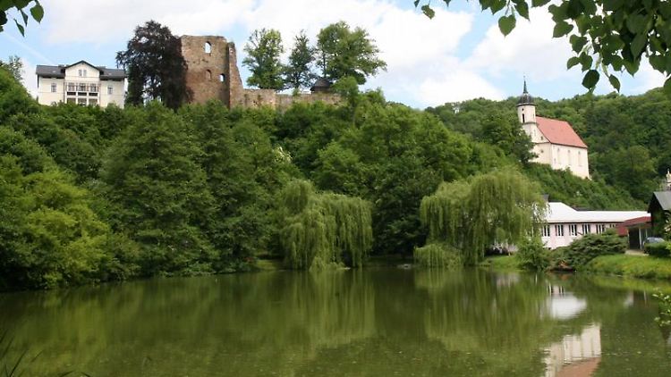 Zwei Sehenswürdigkeiten auf einen Blick: die Burgruine und die Kirche von Tharandt.