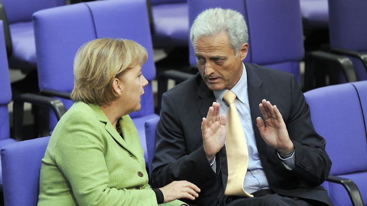 Zwei Parteien, eine Fraktion. Kanzlerin Merkel spricht mit CSU-Landesgruppenchef Peter Ramsauer. Der Vorsitzende der CSU-Landesgruppe ist automatisch 1. Vizechef der Unionsfraktion - und wichtiges Bindeglied zwischen CDU und CSU.