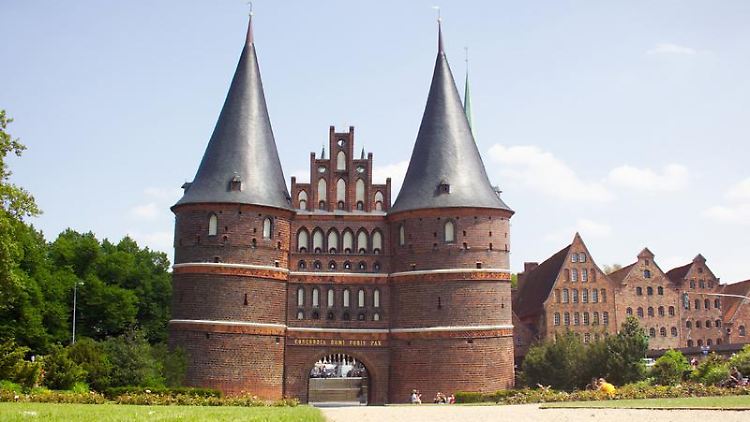 Das Holstentor ist ein Wahrzeichen Schleswig-Holsteins - gut essen und trinken können Besucher der Region aber nicht nur in Lübeck.