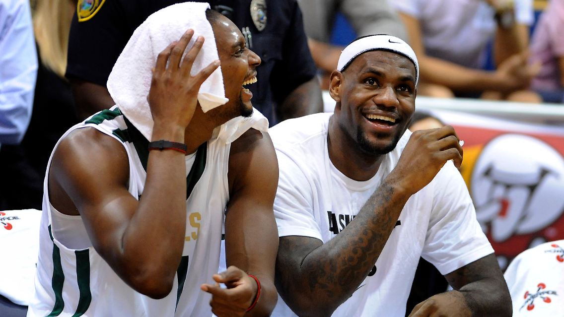 Spaß für einen guten Zweck: Chris Bosh und LeBron James.
